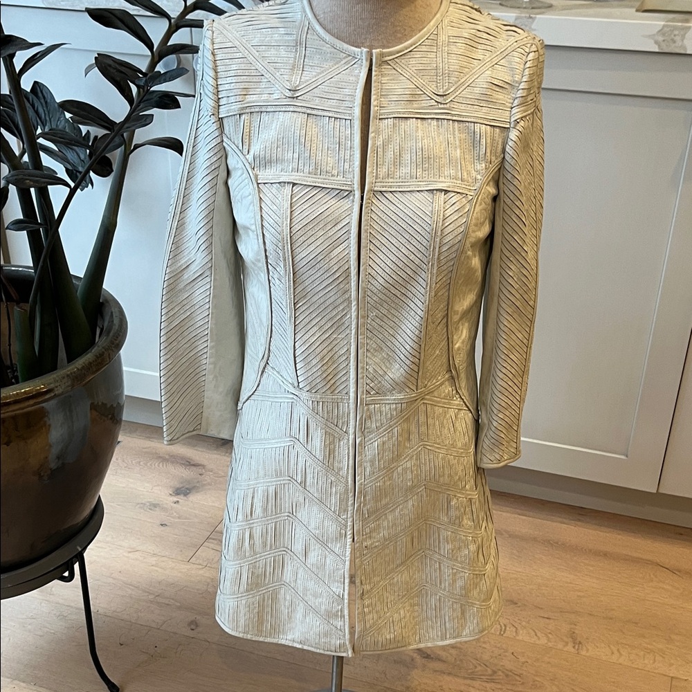 Cache Pearl White leather Textured coat with hook and eye front close